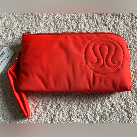 NWT LULULEMON NOW AND ALWAYS WRISTLET POUCHETTE PUFFY-AUTUMN RED - Picture 3 of 12